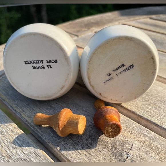 Vintage Mid Century Modern Ceramic OIL & VINEGAR Bottle Set/embossed/ - Picture 4 of 5